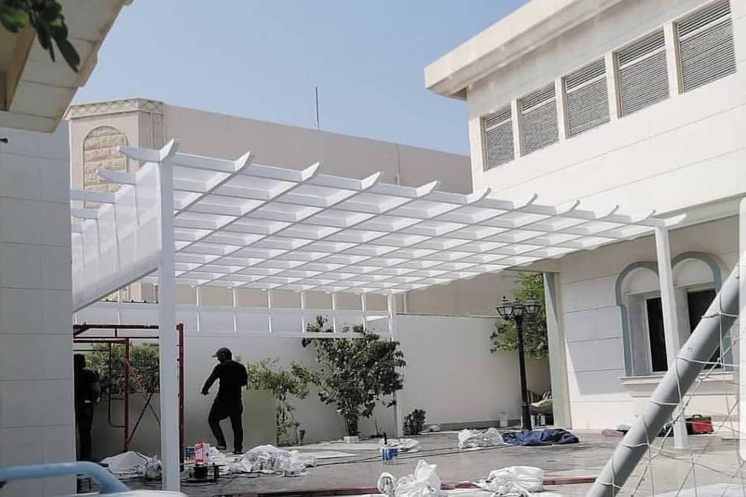 سواتر حديد مجدول، سواتر قماش أو بلاستيك، نقدم سواتر مودرن بتصاميم مختلفة لتوفير الحماية والخصوصية