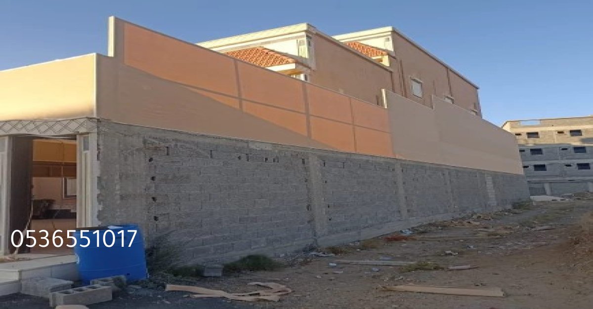 تركيب ساتر معدني مفرغ بتصميم زخرفي يغطي سور جانبي لمنزل