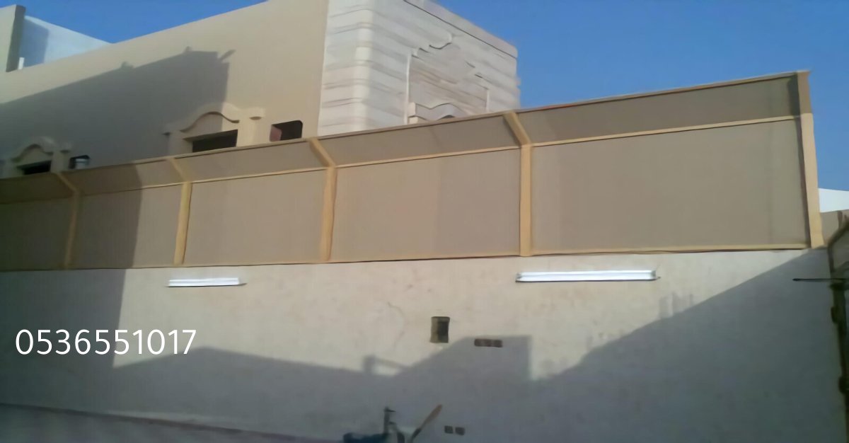 ساتر حديدي بتصميم شرائح أفقية يوفر الخصوصية والأمان في سور فيلا