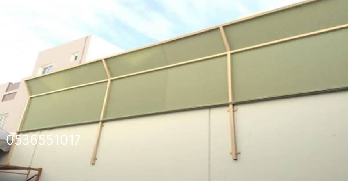 ساتر خشبي فاخر مركب على سور استراحة لإضفاء طابع جمالي طبيعي