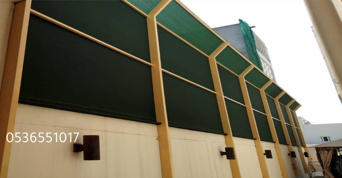 ساتر قماش أبيض يغطي سور حديقة منزلية بتصميم أنيق