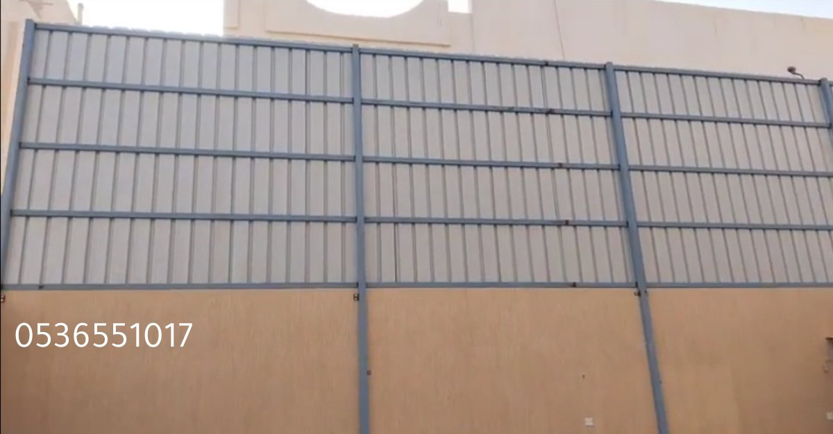 سواتر خصوصية مصنوعة من البلاستيك المقوى مركبة حول حديقة منزلية