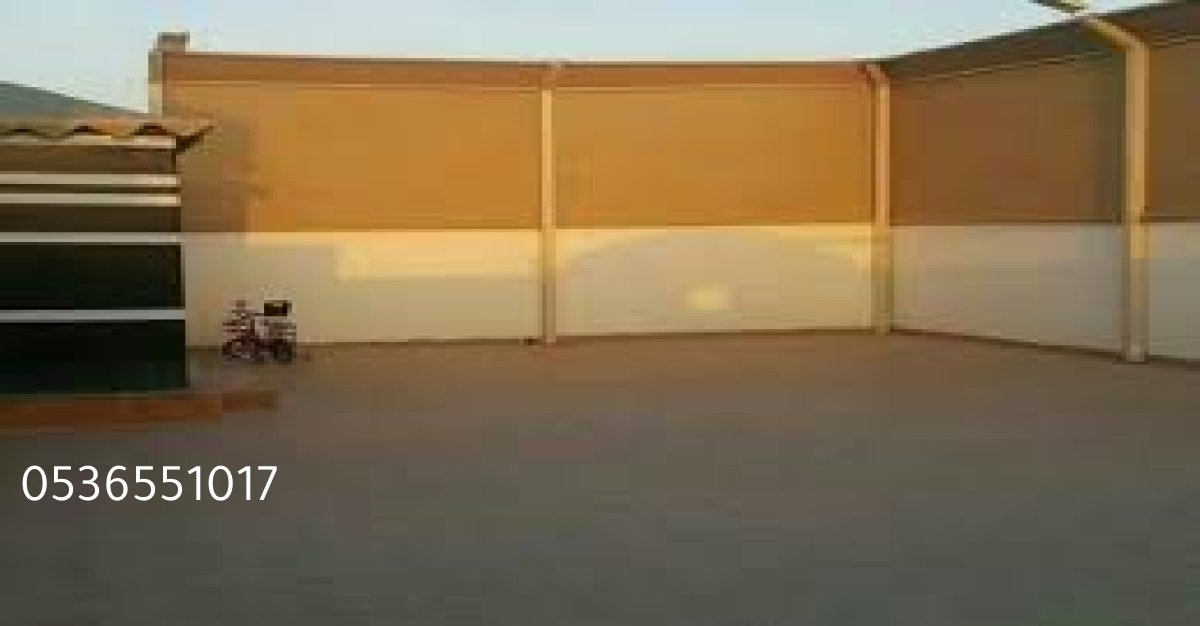 سواتر قماش على شكل مائل مركبة فوق سور استراحة خاصة