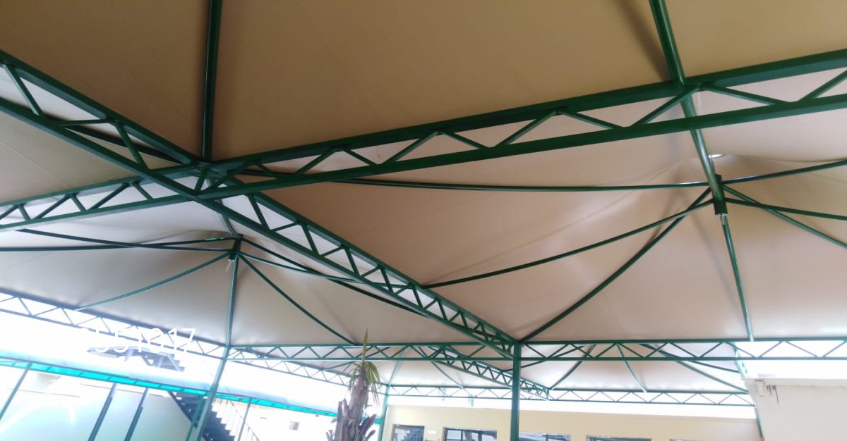 مظلات متينة تغطي ساحة المدرسة لحماية الطلاب من الشمس