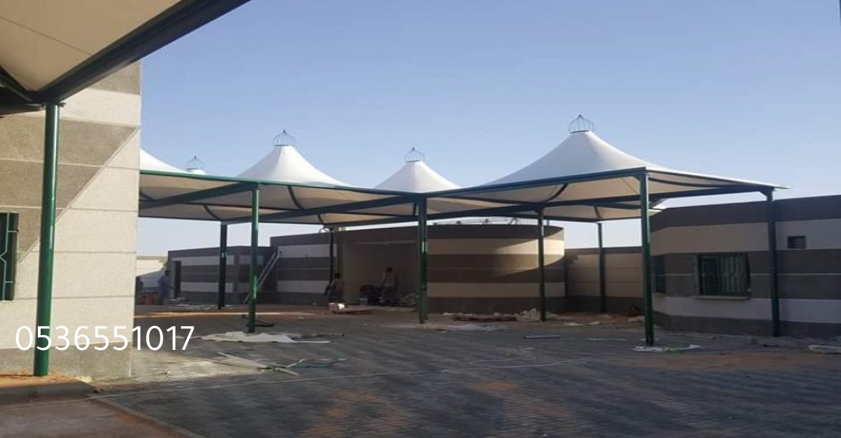 مظلة حديدية عالية التحمل مركبة في مدخل مبنى تجاري