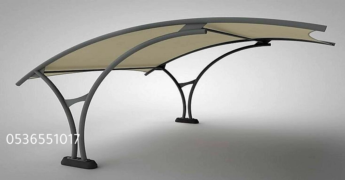 مظلة حديدية متينة مثبتة فوق مدخل مبنى تجاري