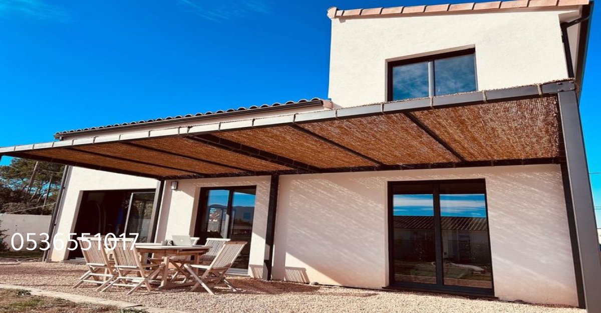 مظلة على شكل قوس تغطي منطقة جلوس خارجية في حديقة منزلية