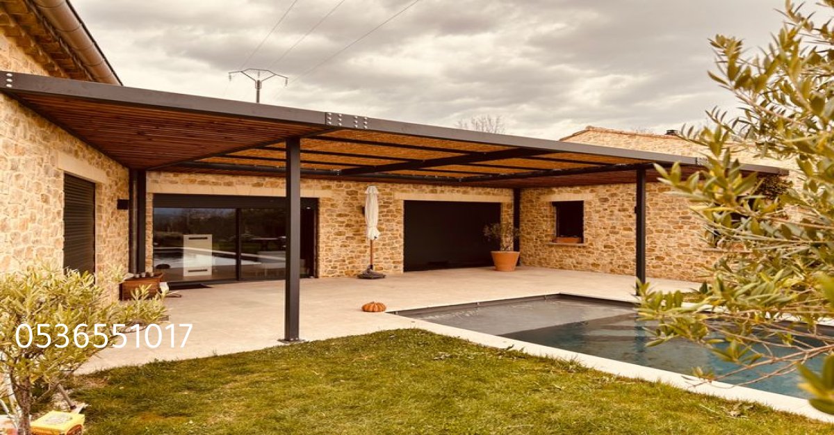 مظلة قماشية كبيرة تغطي موقف سيارات في ساحة خارجية