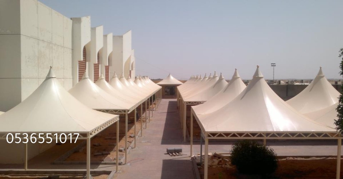 مظلة كبيرة توفر الظل لمنطقة التجمع المدرسي الصباحي